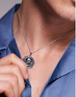 waterproof stainless steel chain necklace with soveriegn round pendant in silver tone