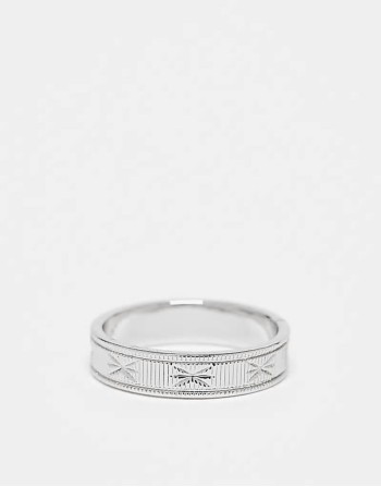 band ring with star engraving in silver tone