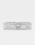 band ring with star engraving in silver tone