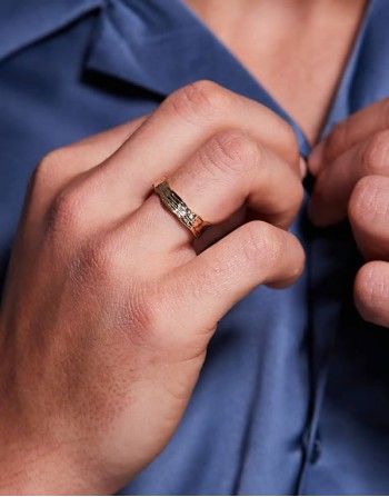 mottled band ring in gold tone