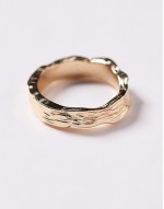 mottled band ring in gold tone